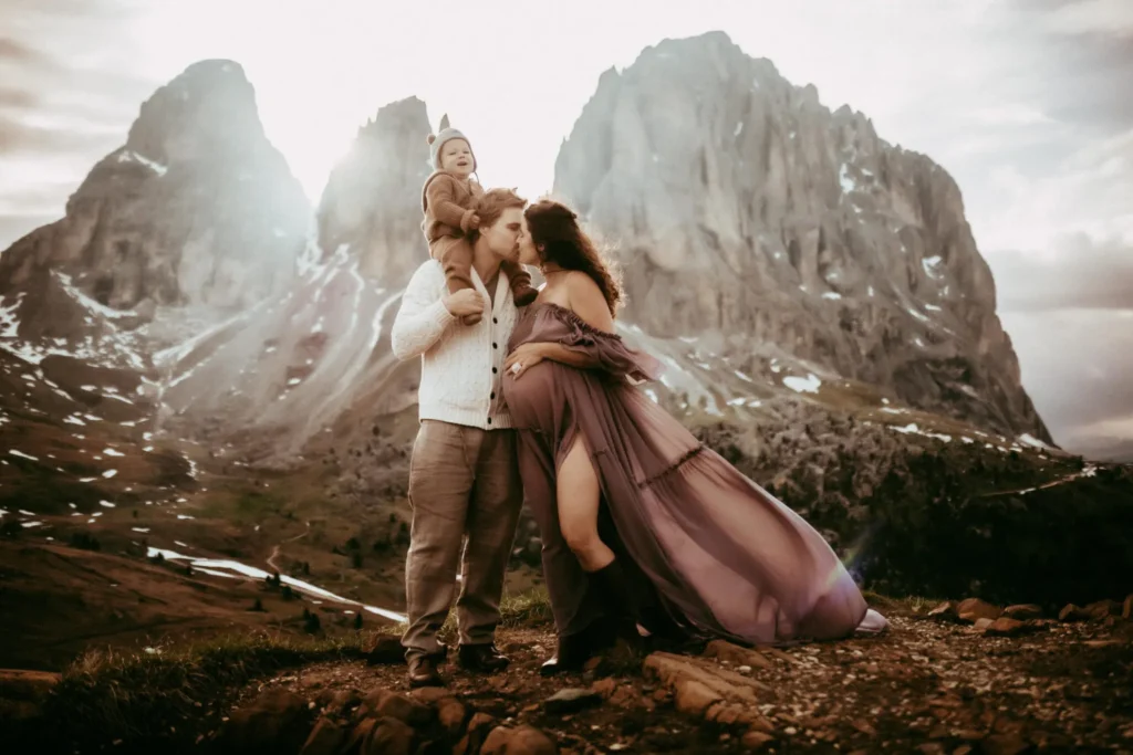 Familienportrait in den Bergen – Outdoor Fotoshooting mit Blick auf Bergpanorama